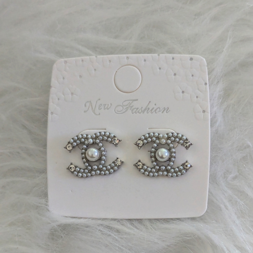 Gorgeous Fashion Pearl Stud Earrings  Add a touch of sparkle to your outfit